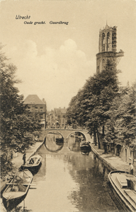 1699 Gezicht op de Oudegracht Tolsteegzijde te Utrecht met in het midden de Gaardbrug en op de achtergrond de Domtoren.